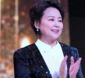 《庐山恋》女一号张瑜:曾为事业放弃婚姻,今62岁无儿无女-庐山恋主角男女主角张瑜连衣裙