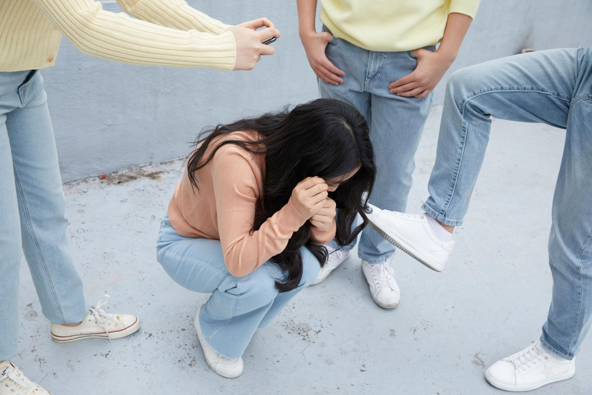男孩制止校园暴力被打伤残,打人者父母:劝架后果自负,法院判了-男孩阻止校园暴力被杀害的电影
