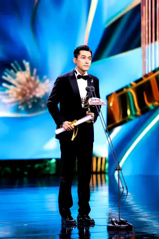 胡歌白玉兰再封帝,网友:这“神仙打架”的剧,不拿奖都难!-胡歌获得白玉兰的视频是真的吗