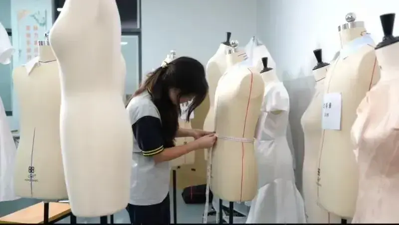 官方回应姜萍事件疑点,月考83数学白卷属实,和老师关系被调查-姜平教受