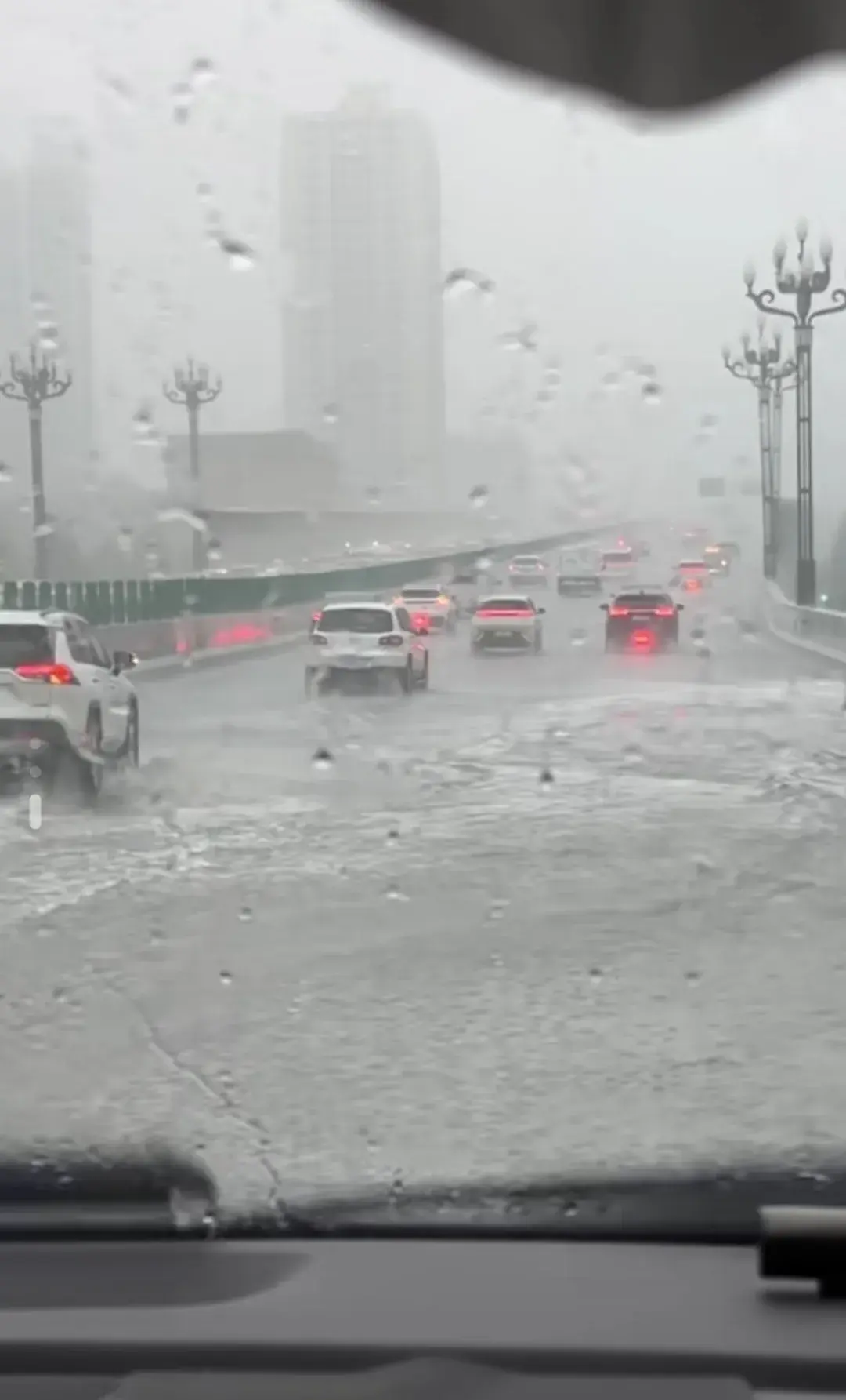 突发!洛阳大雨,空调外机被刮下。河科大快散架了!笑疯在评论区-空调外机被暴雨淋