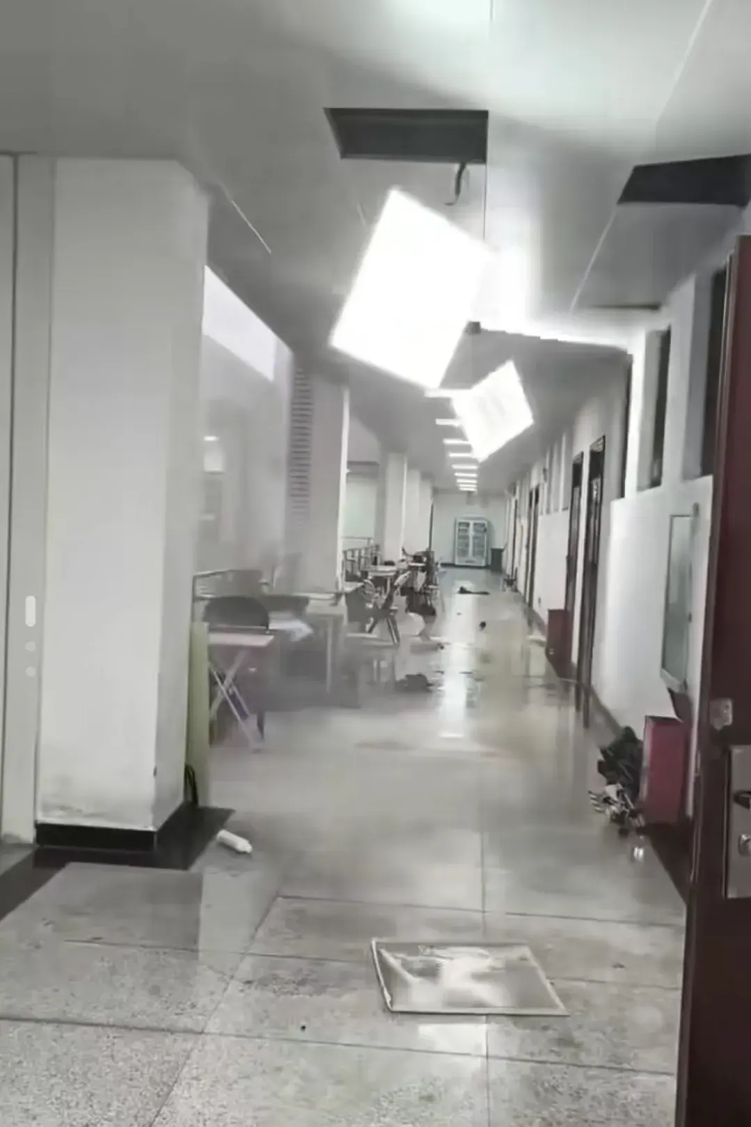 突发!洛阳大雨,空调外机被刮下。河科大快散架了!笑疯在评论区-空调外机被暴雨淋