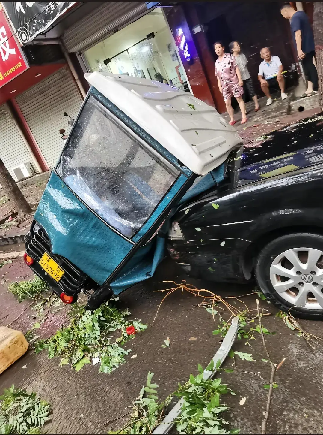 突发!洛阳大雨,空调外机被刮下。河科大快散架了!笑疯在评论区-空调外机被暴雨淋