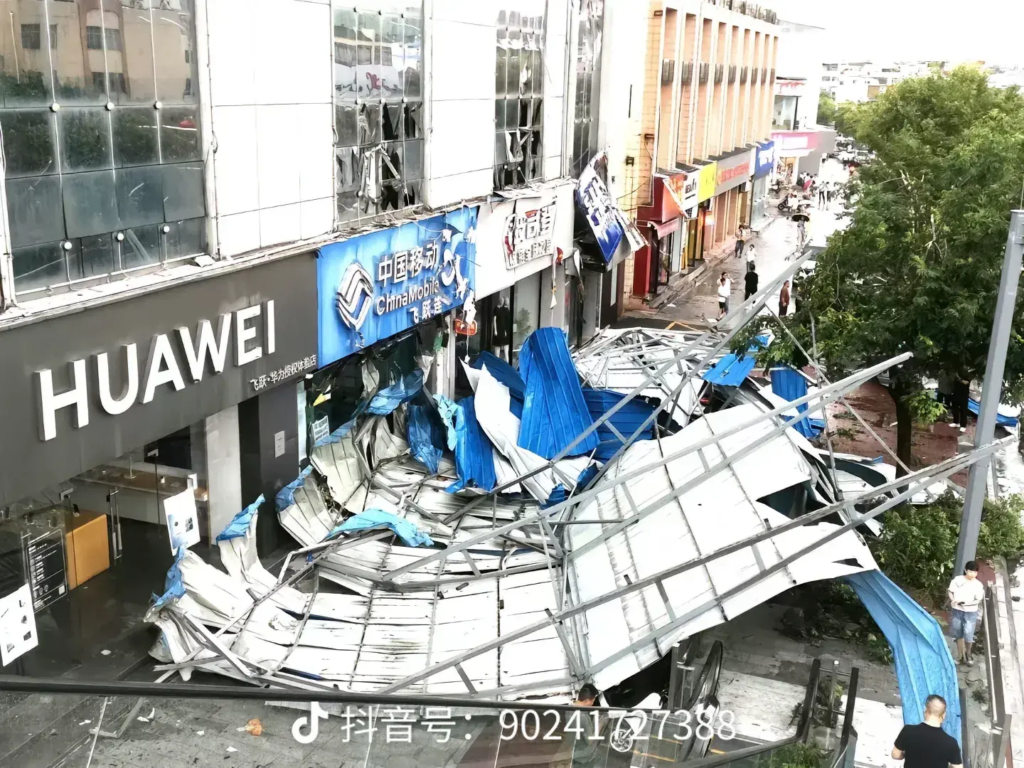 突发!洛阳大雨,空调外机被刮下。河科大快散架了!笑疯在评论区-空调外机被暴雨淋