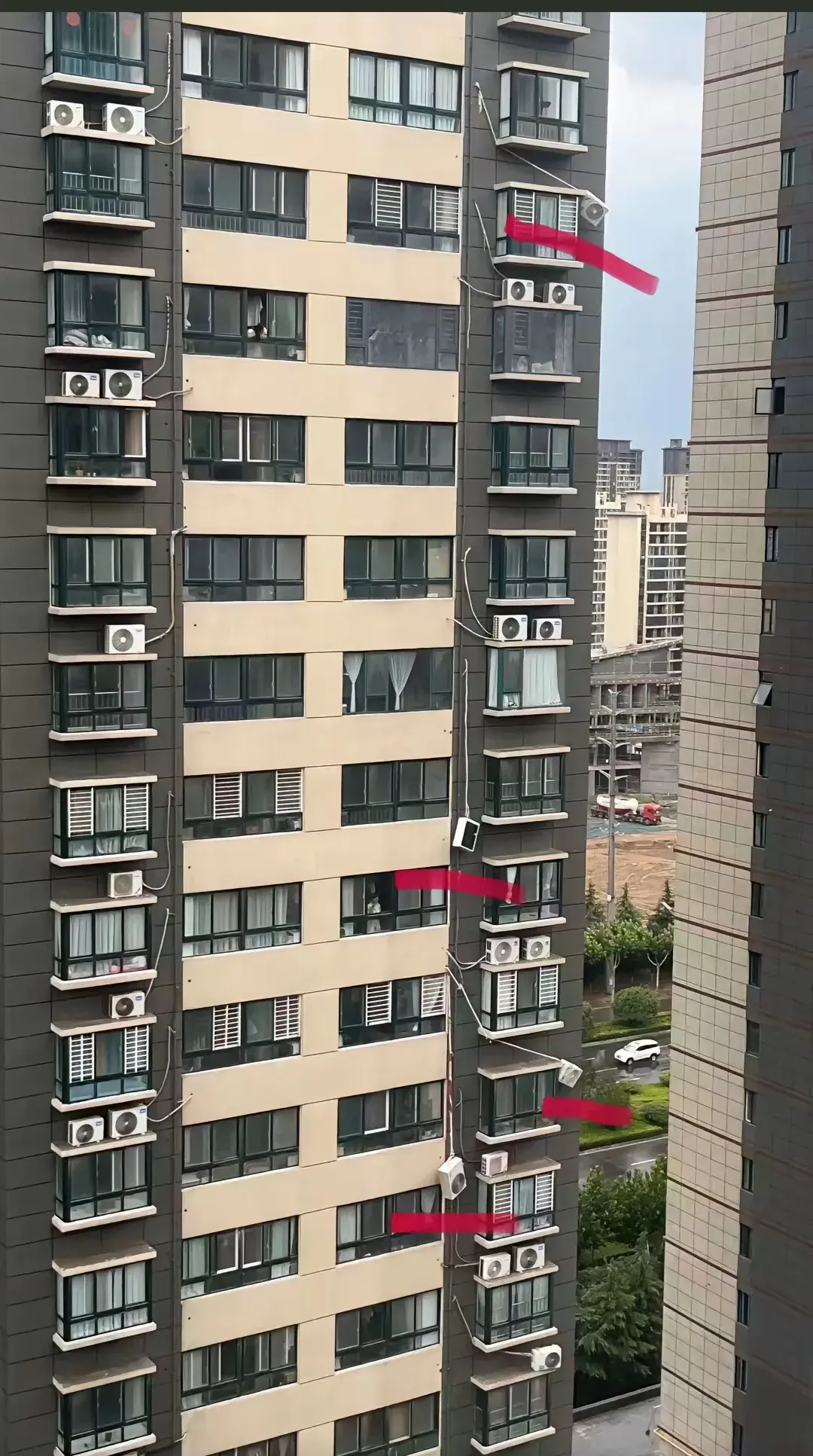 突发!洛阳大雨,空调外机被刮下。河科大快散架了!笑疯在评论区-空调外机被暴雨淋