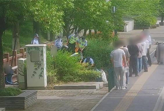 真“醉”了!男子酒后出现幻觉,跳河救人反被警察救了-男子喝酒后跳河