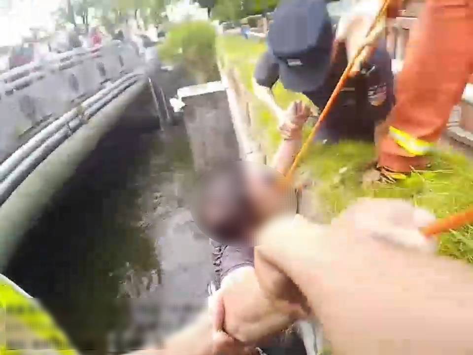真“醉”了!男子酒后出现幻觉,跳河救人反被警察救了-男子喝酒后跳河