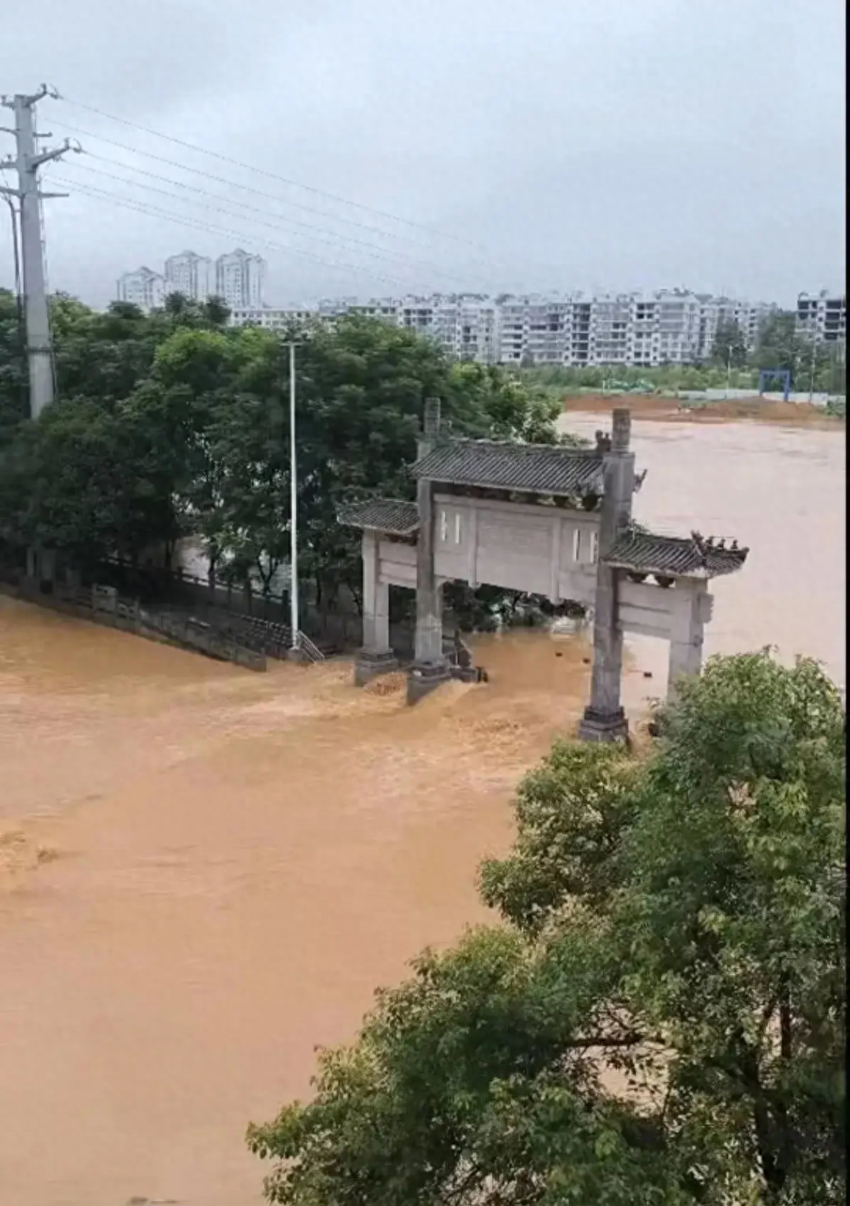湖南平江大暴雨,致使县城被淹,为何水排不出去?-湖南平江命案