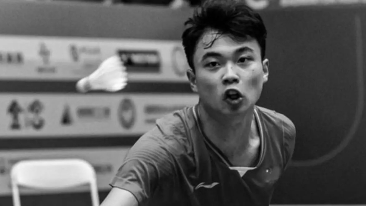 泪目!全队带张志杰球衣领奖,陈雨菲石宇奇发文悼念-石宇奇陈雨菲相似