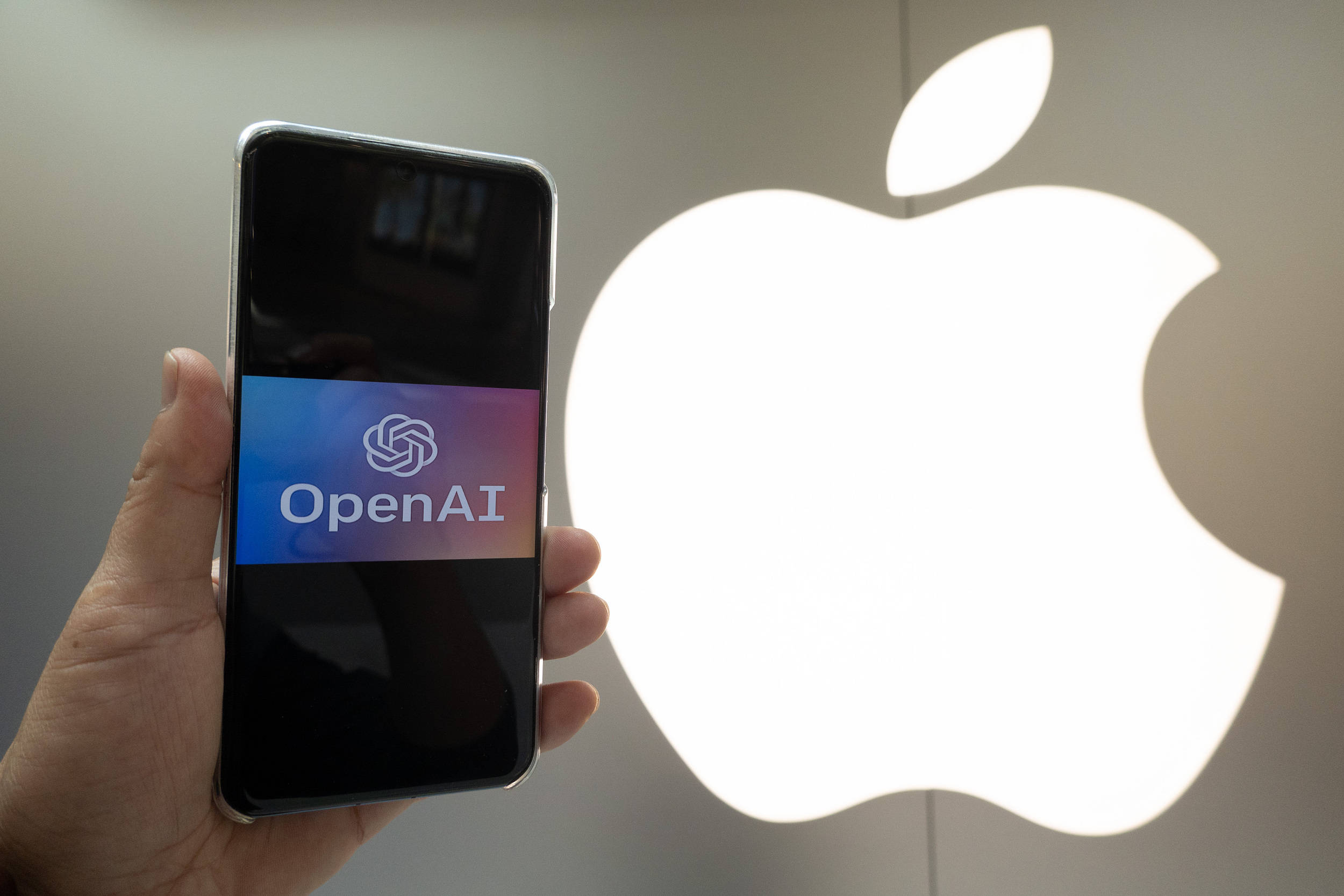 华为 25 亿元转让问界商标给赛力斯;苹果或入 OpenAI 董事会;闲鱼上线「简历」功能,帮用户搞副业赚钱|极客早知道-华为股权分配方案