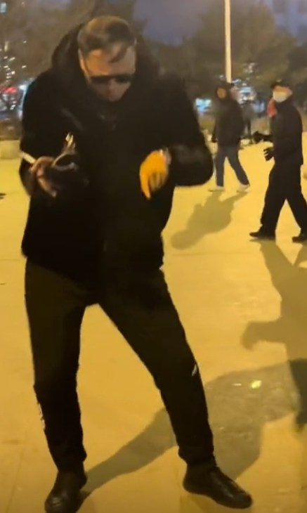 只因在人群中多看了“你”一眼,网红夹包哥被刺身亡,内情曝光-夹子包边
