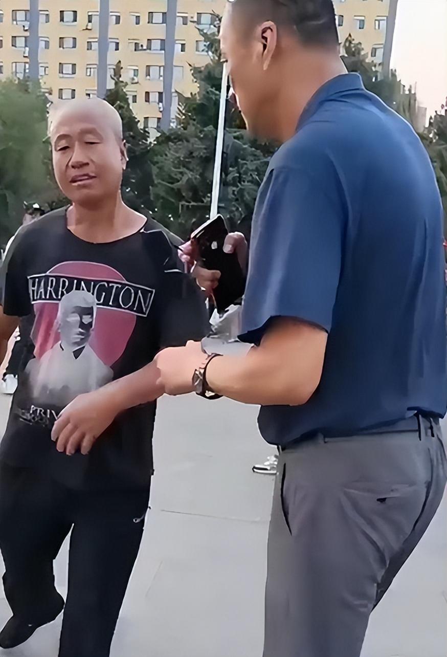 只因在人群中多看了“你”一眼,网红夹包哥被刺身亡,内情曝光-夹子包边