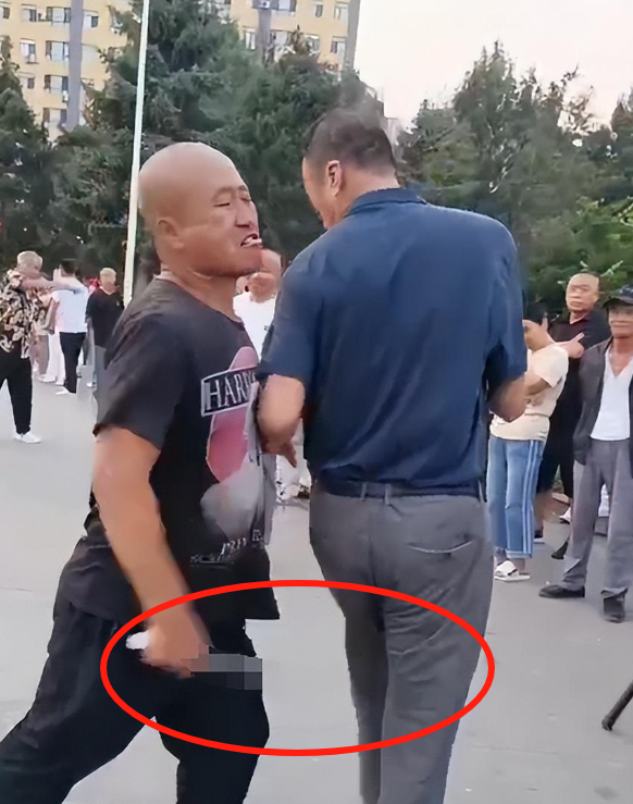 只因在人群中多看了“你”一眼,网红夹包哥被刺身亡,内情曝光-夹子包边