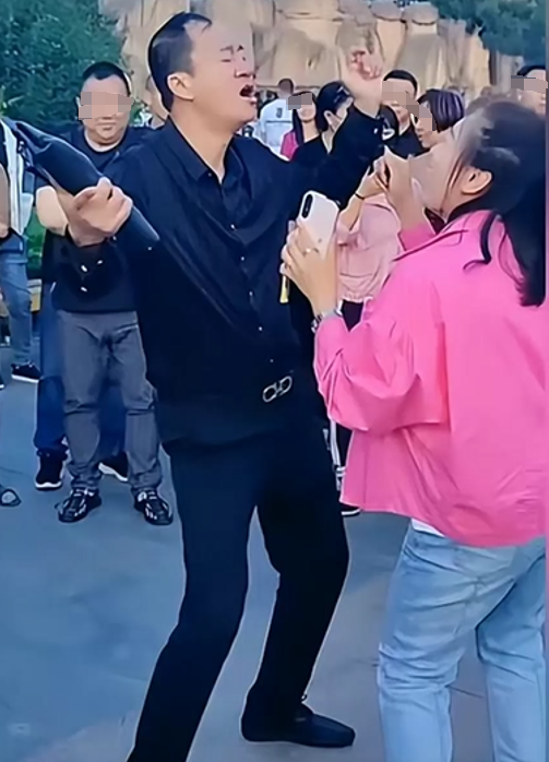 只因在人群中多看了“你”一眼,网红夹包哥被刺身亡,内情曝光-夹子包边