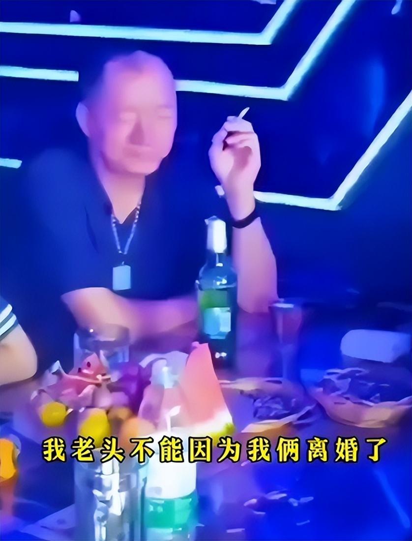 只因在人群中多看了“你”一眼,网红夹包哥被刺身亡,内情曝光-夹子包边