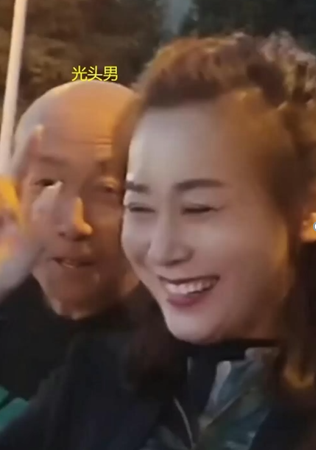只因在人群中多看了“你”一眼,网红夹包哥被刺身亡,内情曝光-夹子包边