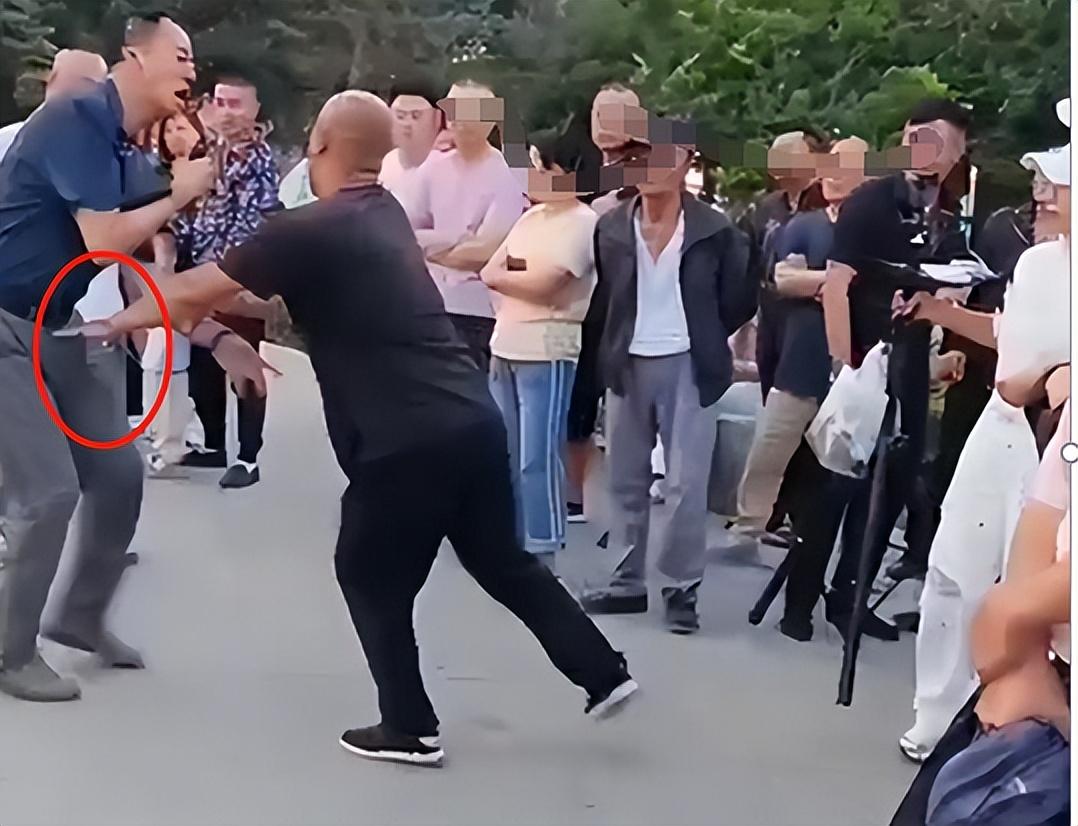 只因在人群中多看了“你”一眼,网红夹包哥被刺身亡,内情曝光-夹子包边
