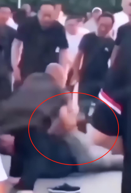 只因在人群中多看了“你”一眼,网红夹包哥被刺身亡,内情曝光-夹子包边