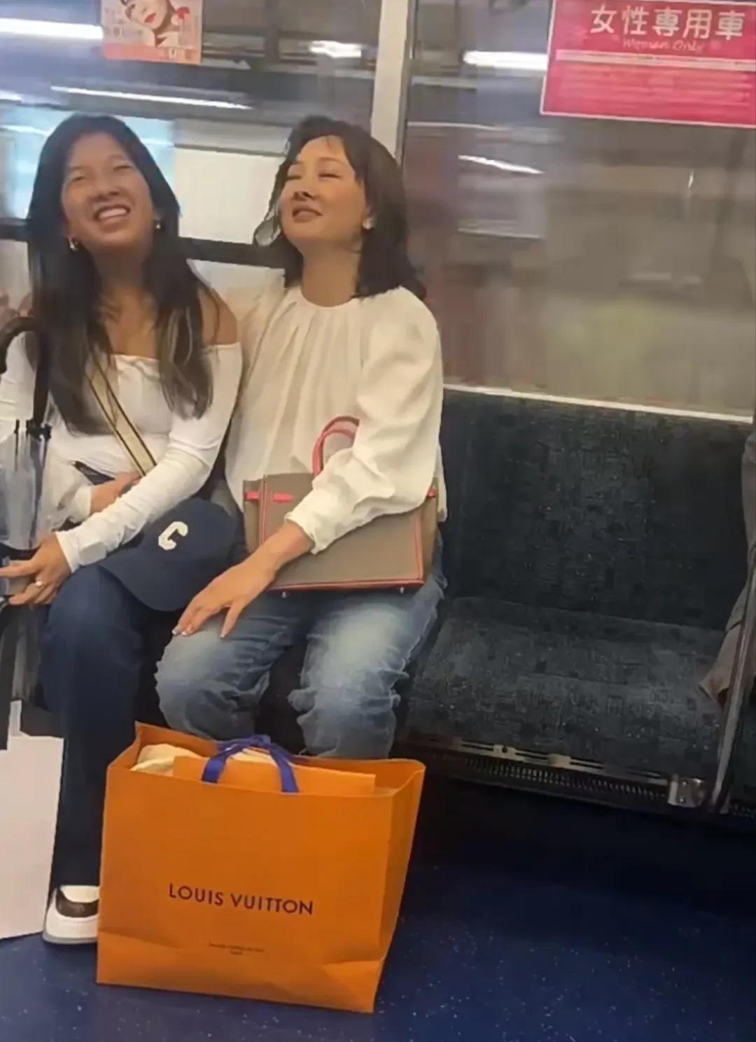 网友地铁偶遇牛莉母女,买奢侈品包太豪气,颜值引热议,不敢认-牛莉和她的现任丈夫