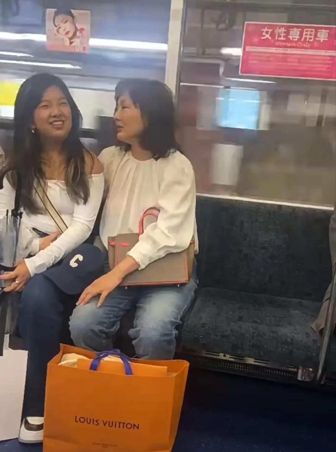 网友地铁偶遇牛莉母女,买奢侈品包太豪气,颜值引热议,不敢认-牛莉和她的现任丈夫
