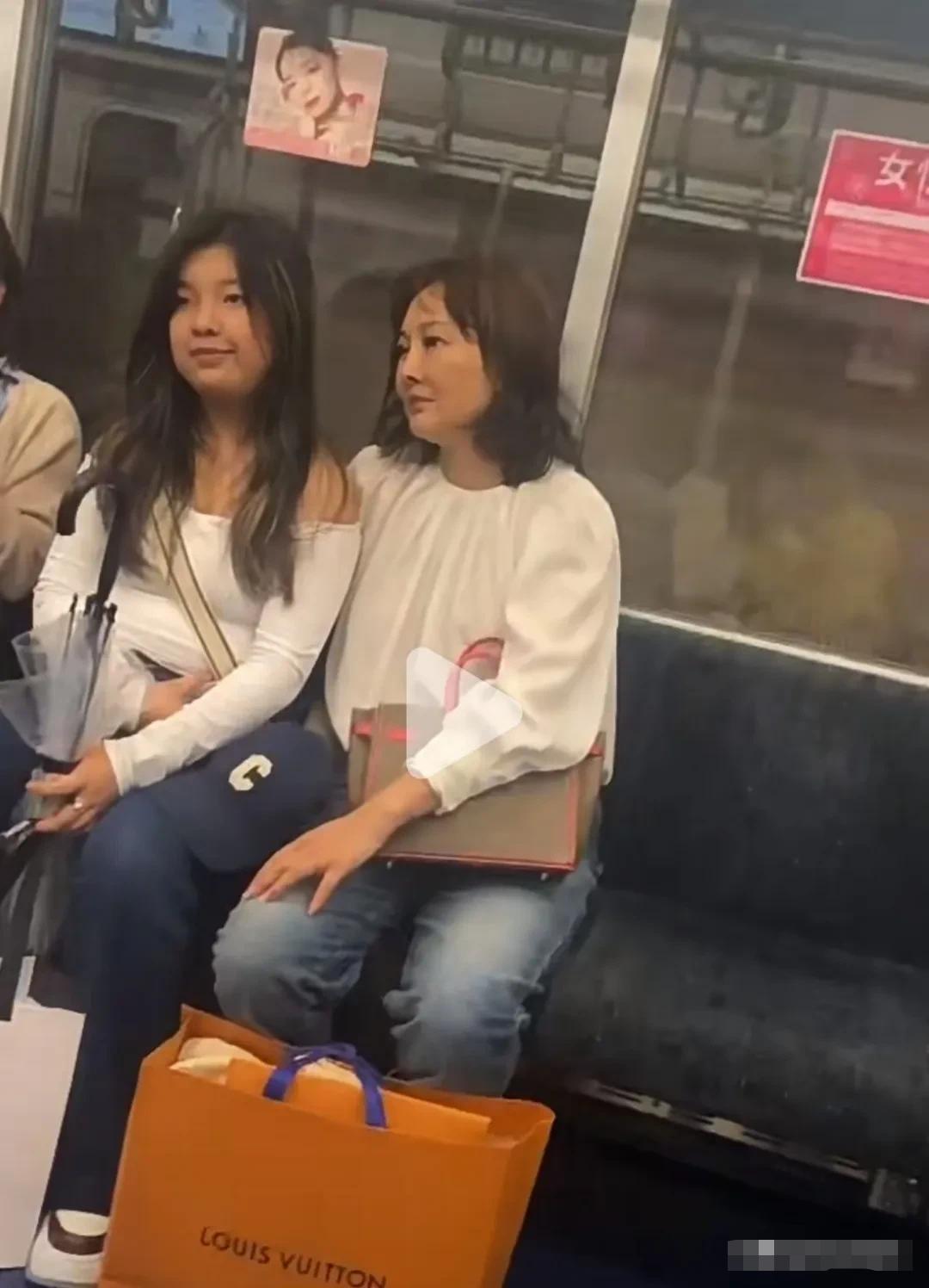 网友地铁偶遇牛莉母女,买奢侈品包太豪气,颜值引热议,不敢认-牛莉和她的现任丈夫