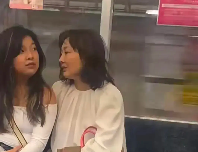 网友地铁偶遇牛莉母女,买奢侈品包太豪气,颜值引热议,不敢认-牛莉和她的现任丈夫