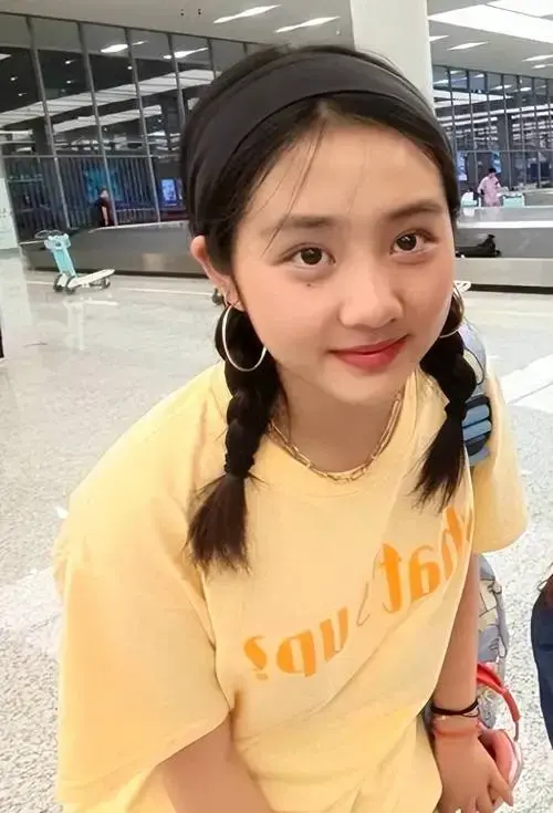 网友地铁偶遇牛莉母女,买奢侈品包太豪气,颜值引热议,不敢认-牛莉和她的现任丈夫
