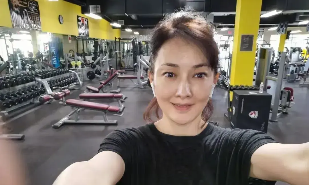 网友地铁偶遇牛莉母女,买奢侈品包太豪气,颜值引热议,不敢认-牛莉和她的现任丈夫