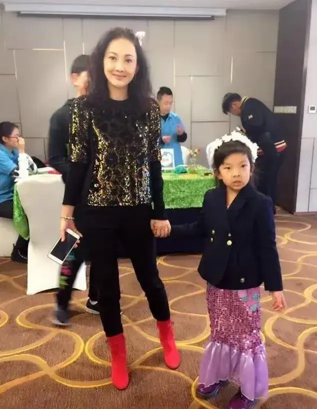 网友地铁偶遇牛莉母女,买奢侈品包太豪气,颜值引热议,不敢认-牛莉和她的现任丈夫