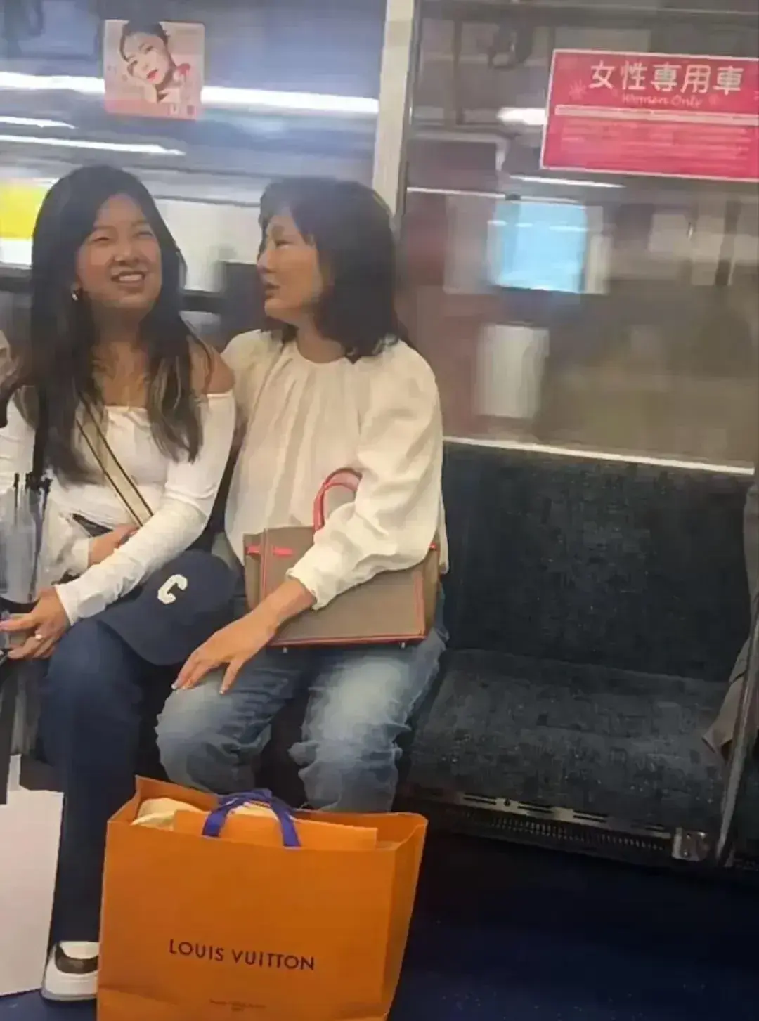 网友地铁偶遇牛莉母女,买奢侈品包太豪气,颜值引热议,不敢认-牛莉和她的现任丈夫