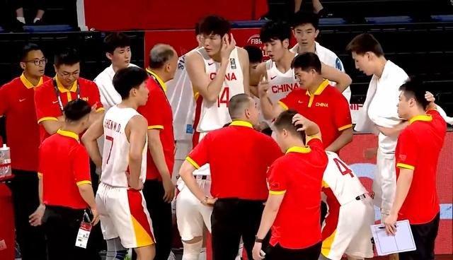 下半场崩盘,中国男篮20分惨败!不敌澳大利亚队,王岚嵚20分-20201中国男篮