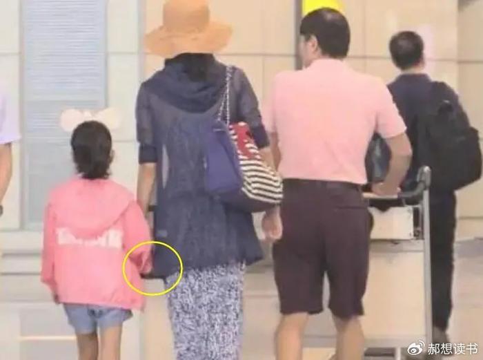 韩雪结婚了?被拍到和丈夫万山外出聚餐,两人还有一个可爱的女儿-韩雪,结婚了吗?