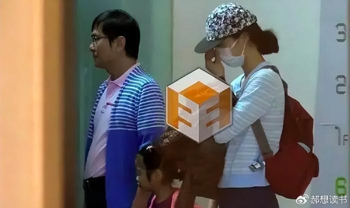 韩雪结婚了?被拍到和丈夫万山外出聚餐,两人还有一个可爱的女儿-韩雪,结婚了吗?