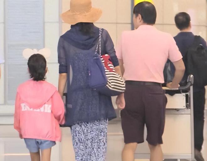 韩雪和大18岁老公万山照片终于曝光,两人门当户对,隐婚已有一女-万山