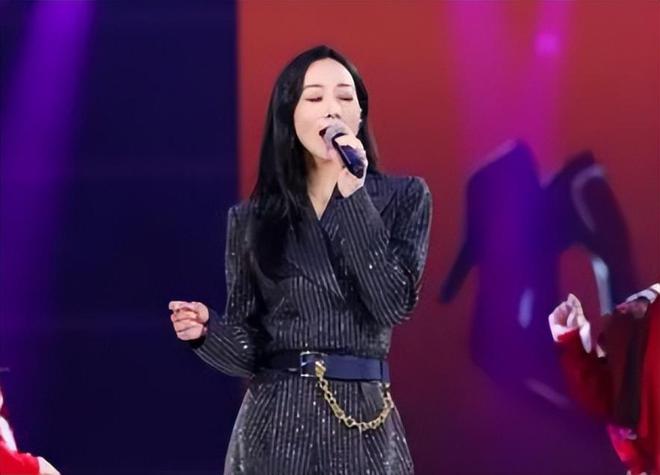 韩雪和大18岁老公万山照片终于曝光,两人门当户对,隐婚已有一女-万山