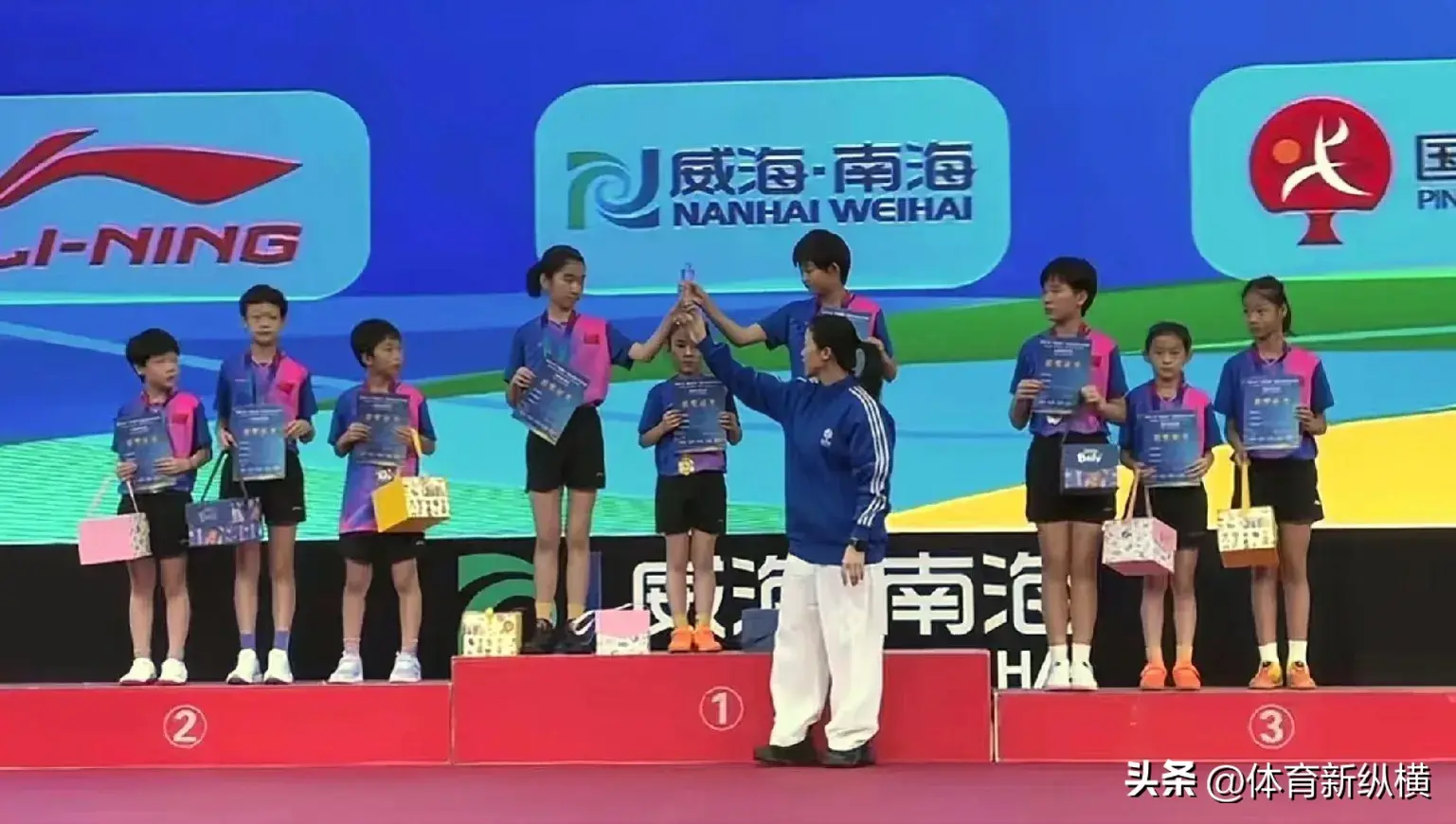 王楠女儿笑笑国际比赛夺冠,王楠亲自颁奖-王楠女儿打乒乓