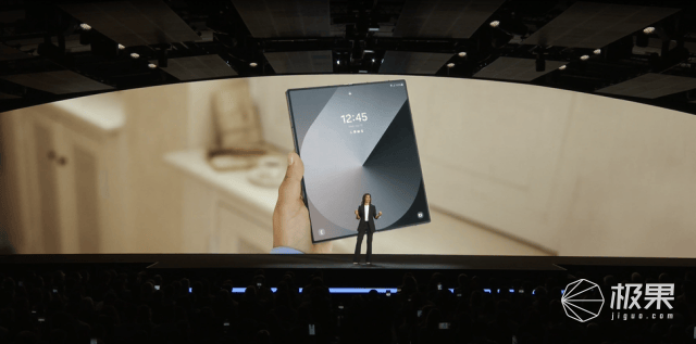 1099元起!三星重磅新品登场,折叠手机用上谷歌AI,搭配智能戒指太酷炫……-三星2022款折叠手机多少钱