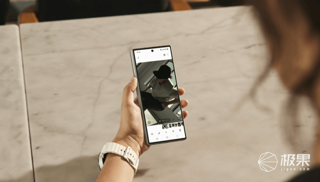 1099元起!三星重磅新品登场,折叠手机用上谷歌AI,搭配智能戒指太酷炫……-三星2022款折叠手机多少钱