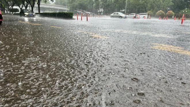 刚刚,北京发布暴雨蓝色预警!目前雷电大风暴雨地质灾害4预警齐发!这几个区尤其要注意——-北京天气雷暴