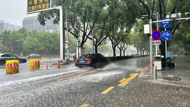 刚刚,北京发布暴雨蓝色预警!目前雷电大风暴雨地质灾害4预警齐发!这几个区尤其要注意——-北京天气雷暴