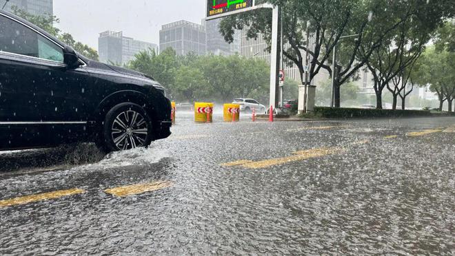 刚刚,北京发布暴雨蓝色预警!目前雷电大风暴雨地质灾害4预警齐发!这几个区尤其要注意——-北京天气雷暴