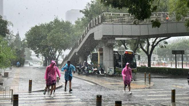 刚刚,北京发布暴雨蓝色预警!目前雷电大风暴雨地质灾害4预警齐发!这几个区尤其要注意——-北京天气雷暴