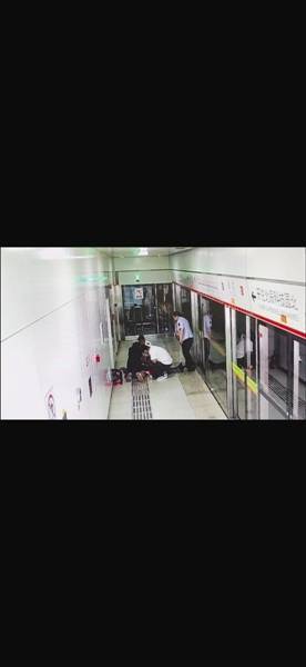 天津地铁员工跪地1分钟进行心肺复苏 他们为乘客“抢”下黄金救助时间-天津地铁死亡2人