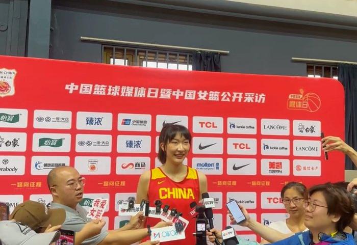 中国女篮备战曝光!李月汝归队李梦参训,韩旭:盼未来联手张子宇-中国女子篮球李月汝