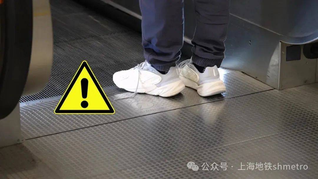 男童坐扶梯被夹脚,扶梯当场变形!上海地铁深夜通报-地铁电扶梯乘客摔伤