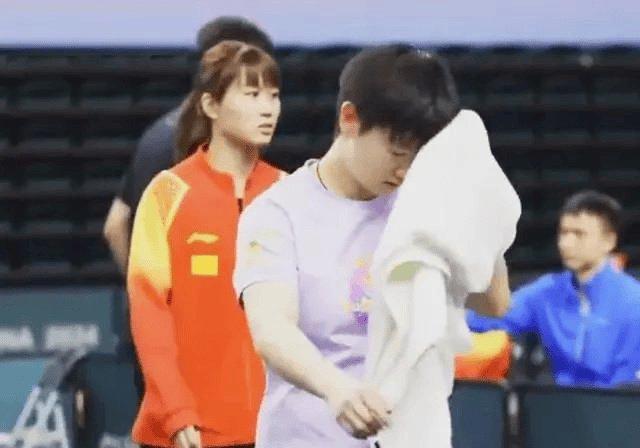 遭遇连败,孙颖莎当场大哭,马琳安慰,谁注意邱贻可反应-2020孙颖莎许昕对王曼昱王楚鑫视频赛后采访
