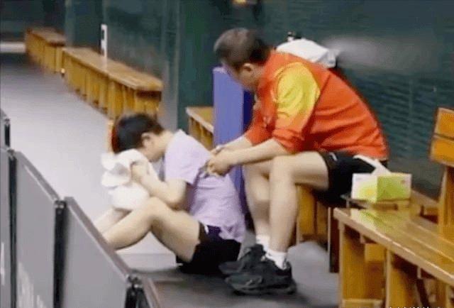 遭遇连败,孙颖莎当场大哭,马琳安慰,谁注意邱贻可反应-2020孙颖莎许昕对王曼昱王楚鑫视频赛后采访