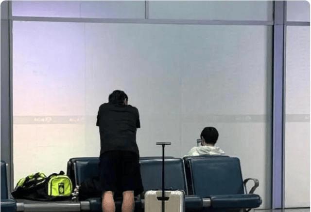 遭遇连败,孙颖莎当场大哭,马琳安慰,谁注意邱贻可反应-2020孙颖莎许昕对王曼昱王楚鑫视频赛后采访