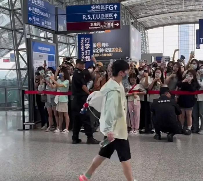 国乒回北京,王楚钦戴戒指,孙颖莎输球哭了,王曼昱回应无缘单打-中国乒乓球队员王楚钦是哪里人?