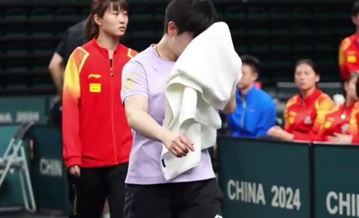 国乒回北京,王楚钦戴戒指,孙颖莎输球哭了,王曼昱回应无缘单打-中国乒乓球队员王楚钦是哪里人?